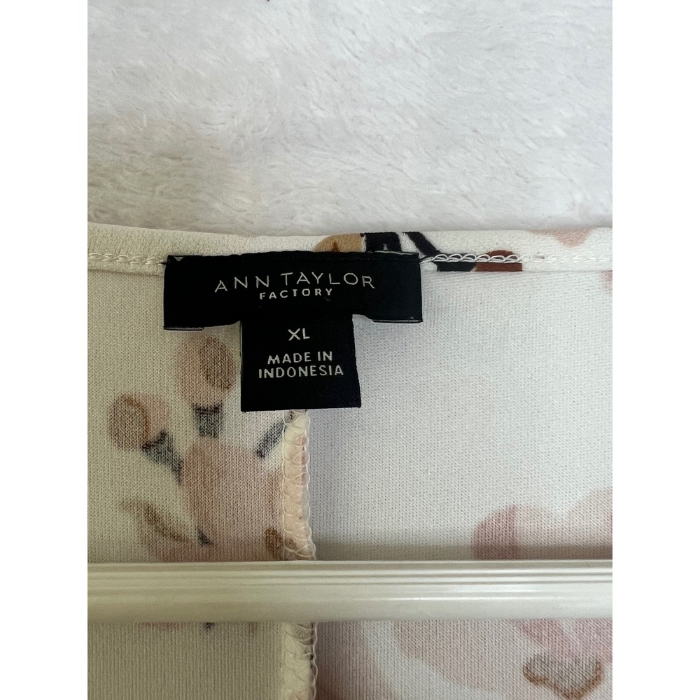 Ann Taylor Factory Floral V-Neck Blouse XL White Pink Tulip Split Sleeve Top - Picture 4 of 6